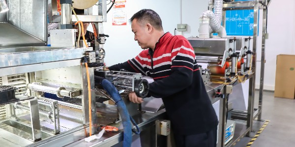 背膠魔術(shù)貼生產(chǎn)工藝中背膠涂布量的核心技巧